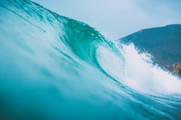 海の青砕波。クリア クリスタル ウェーブ - 写真・画像