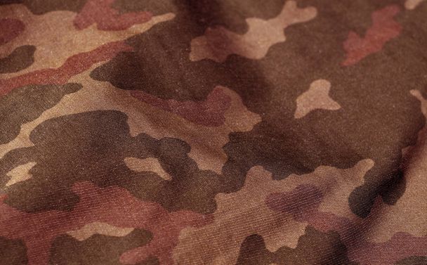 Patrón uniforme militar de color rojo y marrón con efecto borroso
. - Foto, imagen