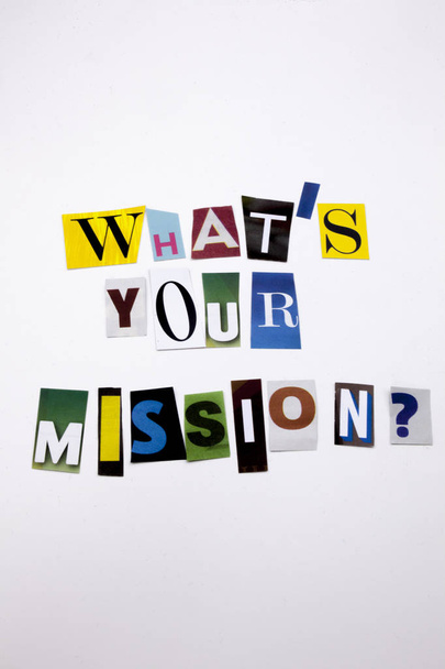 Слово, що пише текст, що показує концепцію WHAT'S YOUR MISSION, зроблені з різних журнальних газетних листів для справи бізнесу на білому тлі з копіювальним простором
 - Фото, зображення