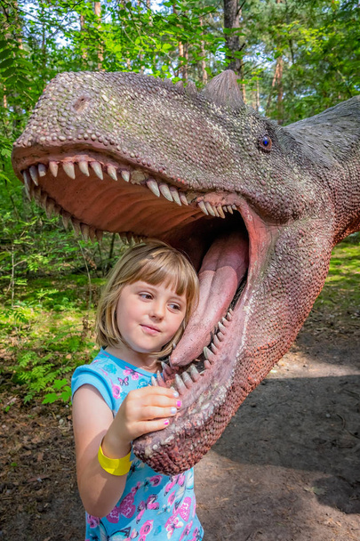 Niñas cabeza en la boca de un dinosaurio
  - Foto, Imagen