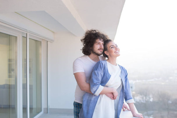 pareja abrazándose en el balcón
 - Foto, Imagen
