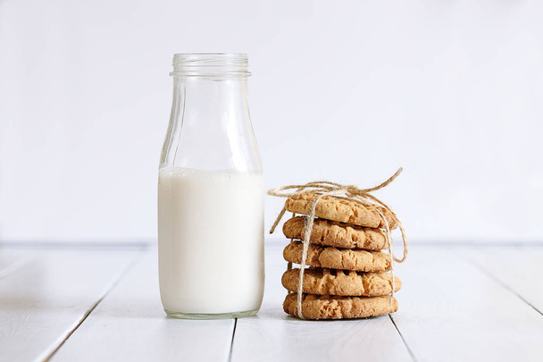 Μπισκότα με το γάλα σε ξύλο φόντο το πρωί - Φωτογραφία, εικόνα
