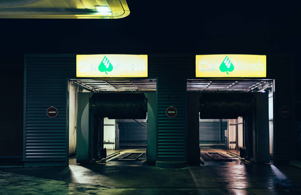 STRASBOURG, FRANCIA - 29 NOV 2017: Estación de servicio AGIP en Francia por la noche con entrada Car Wash para el limpiador automático de automóviles
 - Foto, Imagen