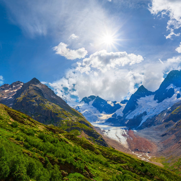 Bergtal, grüner Berghang und Gletscher unter glitzernder Sonne - Foto, Bild