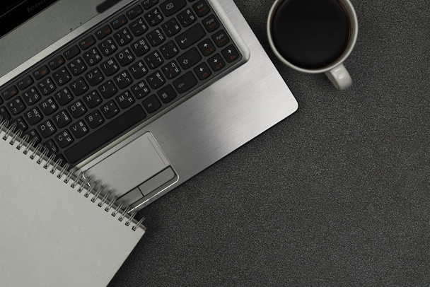 Ordenador portátil o portátil, nota y taza de café en t de trabajo
 - Foto, Imagen