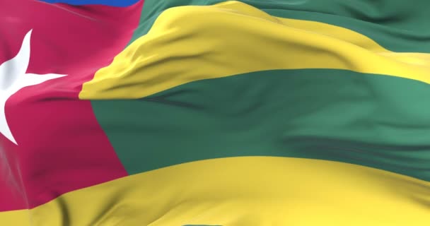 Vlag van Togo zwaaien op wind in langzaam met blauwe hemel, lus - Video