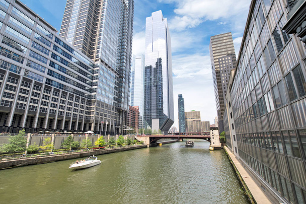 Severní Riverwalk na severní větev Chicago River v Chicagu, Illinois - Fotografie, Obrázek