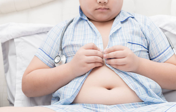 Elhízott kövér fiú túlsúlyos. Szűk inget, pizsama - Fotó, kép