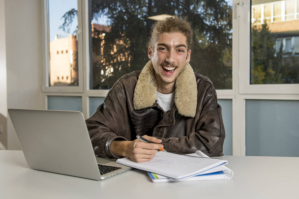 joven estudiante adolescente estudiando con computadora portátil escribir en
  - Foto, Imagen