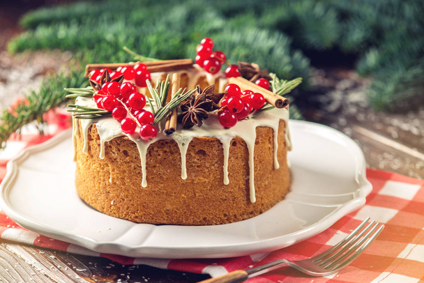 Gâteau de Noël ou Nouvel An décoré de groseilles et de romarin. Concept de desserts festifs
 - Photo, image