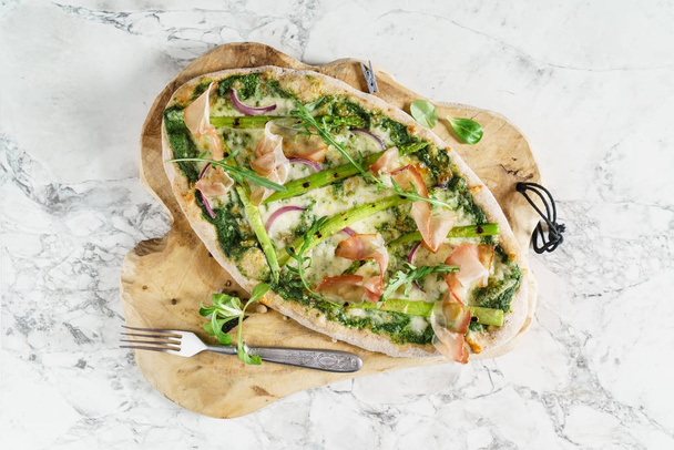 fresh tasty  pizza with asparagus and bacon - Foto, afbeelding