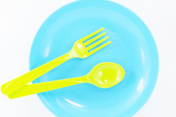 Тарілки, пластиковий посуд ізольовані на білому тлі
 - Фото, зображення