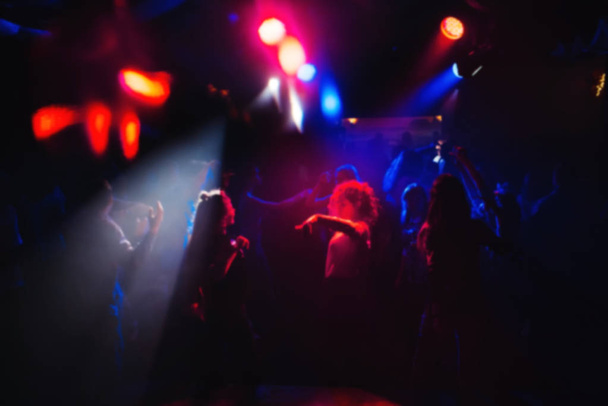 personas borrosas bailando en la pista de baile en un club nocturno en una fiesta de concierto
 - Foto, Imagen