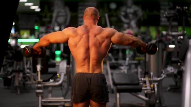bodybuilder κατάρτισης στο γυμναστήριο - Πλάνα, βίντεο