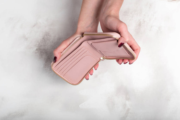 Frauenhände mit leerer Brieftasche - Foto, Bild