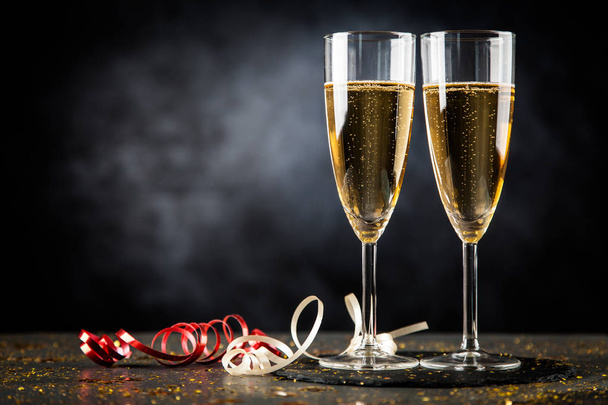 Два келихи шампанського в золотому блиску
 - Фото, зображення