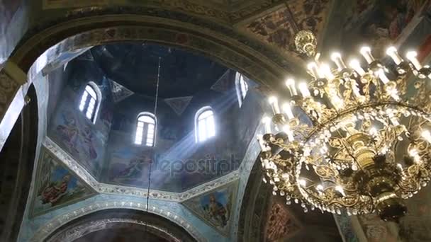 Luz solar através da janela de vidro da mancha da igreja
 - Filmagem, Vídeo