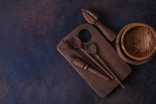 set of wooden utensils on a dark background - Foto, Imagem