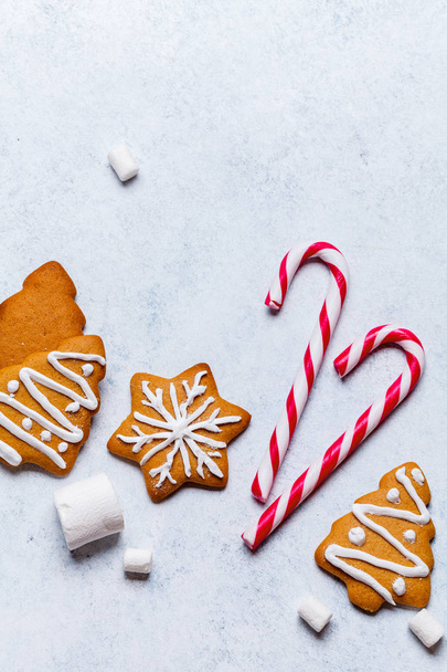 Christmas cookies in a white wooden box with hot chocolate and marshmelow, on a light background. flat lay - Foto, immagini
