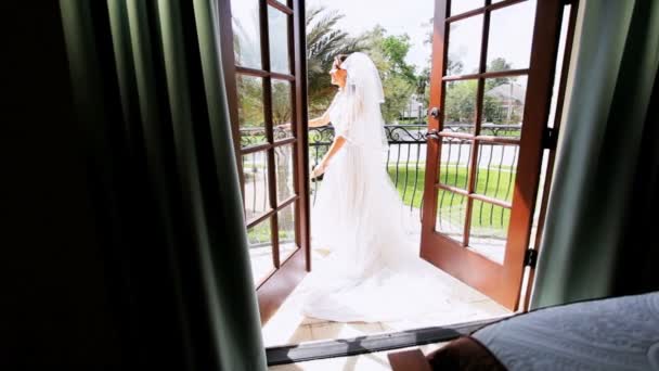 traditionelle Braut nach Hause Balkon - Filmmaterial, Video