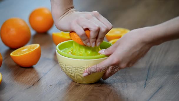 新鮮なオレンジ ジュースを絞る - 映像、動画