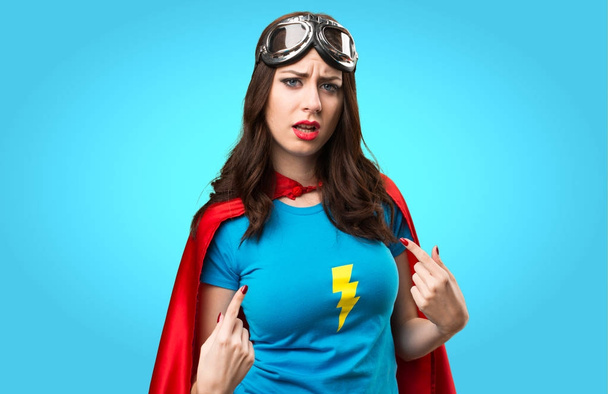 Mooie superheld meisje maken verrassing gebaar op kleurrijke backgr - Foto, afbeelding
