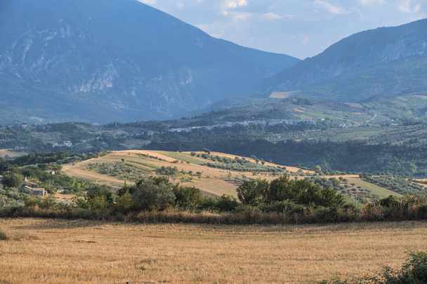 Paesaggio estivo in Abruzzo vicino Pietranico
 - Foto, immagini