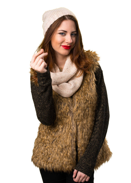 Девушка в зимней одежде делает денежный жест
 - Фото, изображение