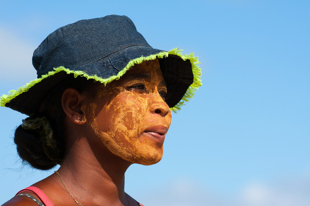vrouw met een masker op haar gezicht - Foto, afbeelding