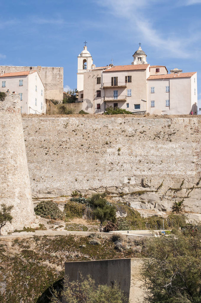 Corse, 03 / 09 / 2017 : vue sur l'horizon de l'ancienne citadelle de Calvi, célèbre destination touristique sur la côte nord-ouest de l'île, avec ses murs anciens et les clochers des églises
  - Photo, image