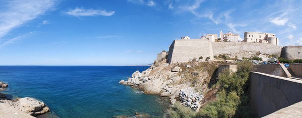 コルシカ島、2017/03/09: 地中海とカルヴィの古代シタデル、古代城壁で、島の北西部の海岸で有名な観光地のスカイラインの眺め  - 写真・画像
