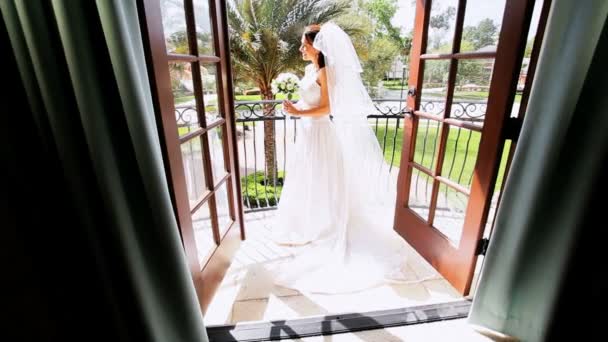 brunette bruid op balkon trouwjurk dragen - Video