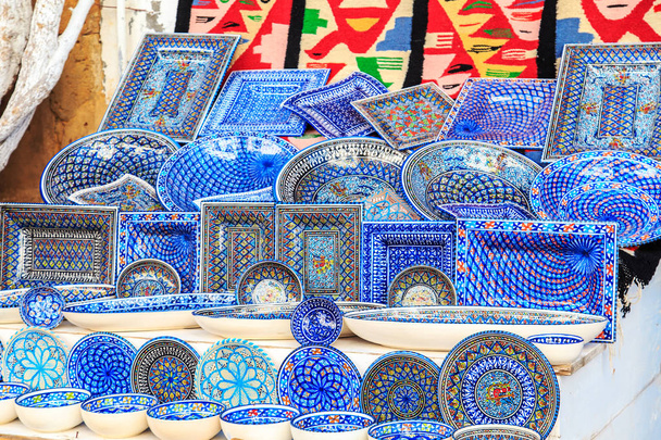 Souvenir earthenware in tunisian market. - Fotografie, Obrázek