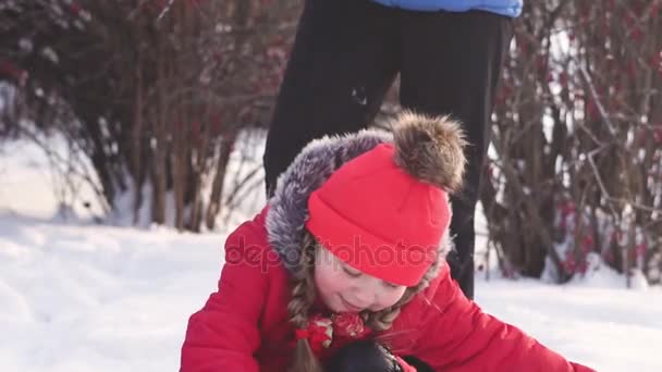 télen az utcán családi - Felvétel, videó