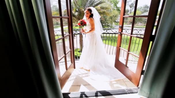 Brunette noiva em vestido de noiva
 - Filmagem, Vídeo