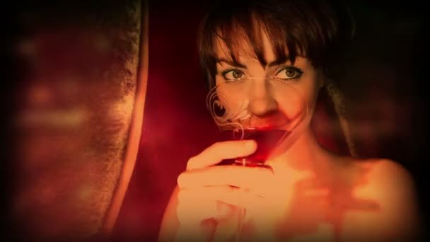 krásný klasický pin-up dívka ve vip klubu pít koktejl - Záběry, video