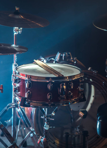 instrumenty muzyczne drum kit, błysk światła, piękne światło  - Zdjęcie, obraz