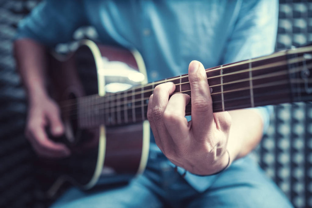 férfi gitározik  - Fotó, kép