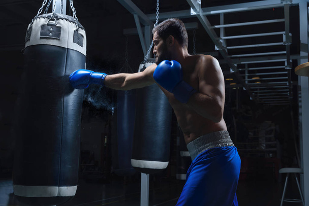 Mann im Boxring - Foto, Bild