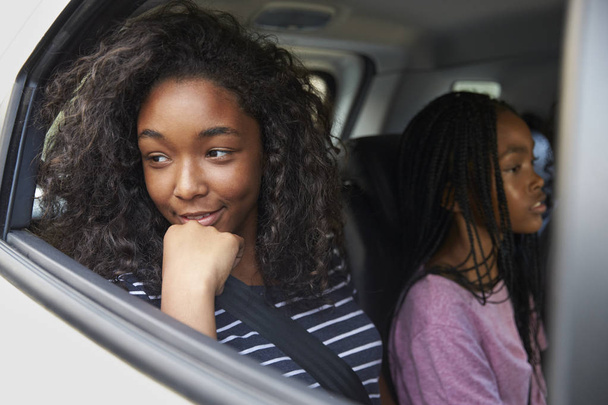 Familia con adolescentes niños en coche
 - Foto, Imagen