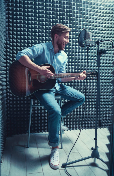 Guitarrista no estúdio
 - Foto, Imagem