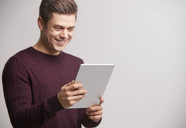 white man holding tablet  - Foto, afbeelding