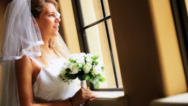 美しい金髪の花嫁のウェディング ドレス - 映像、動画