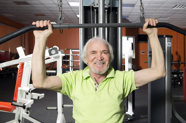 Starszy mężczyzna w siłowni - Zdjęcie, obraz