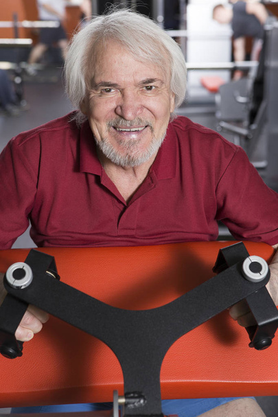 Senior man in fitnesscentrum - Foto, afbeelding