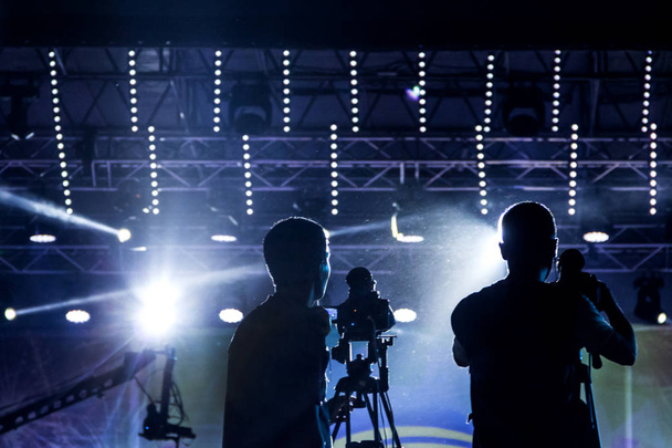 Videógrafos y grúas de vídeo filman un concierto nocturno
. - Foto, Imagen