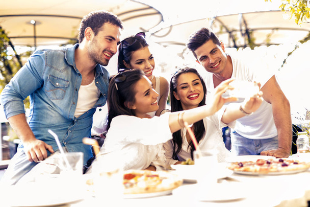  lidé, kteří užívají selfie v restauraci  - Fotografie, Obrázek