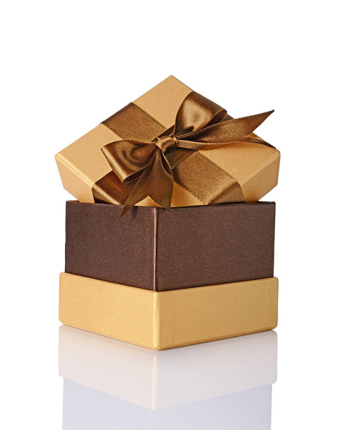 Caja de regalo brillante clásico dorado con lazo de satén marrón
 - Foto, Imagen