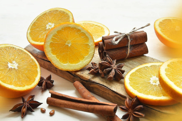 oranges with anise stars and cinnamon sticks - Foto, afbeelding
