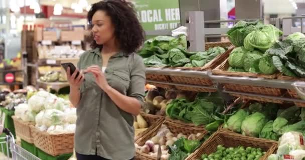 Couple buying vegetables - Video
